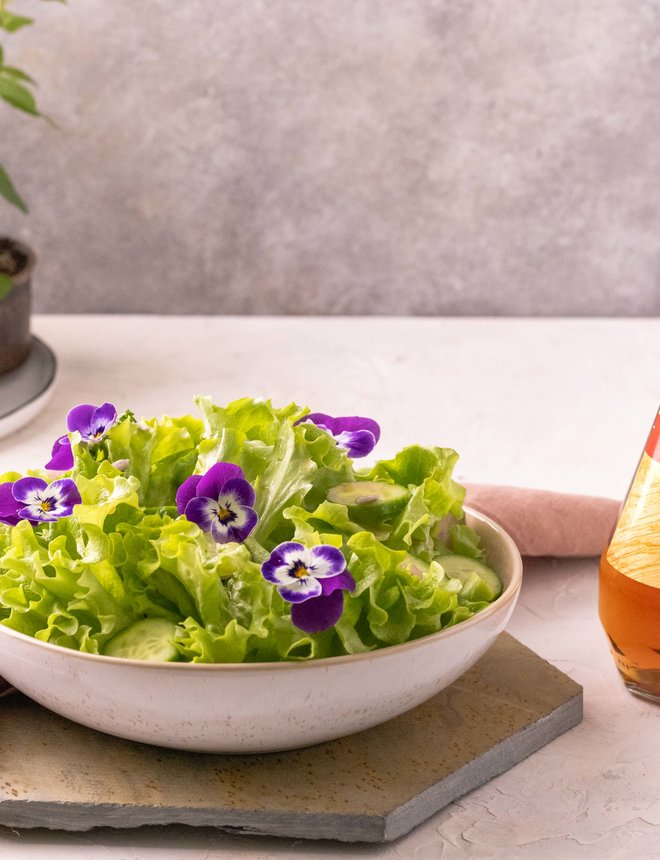 Rezept Salat mit Gurken und lila Blüten