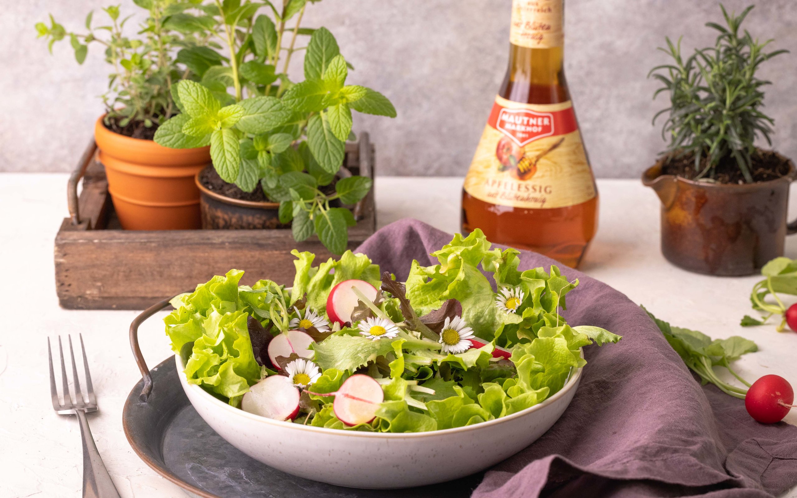 Rezept Salat mit Gänseblümchen und Radieschen