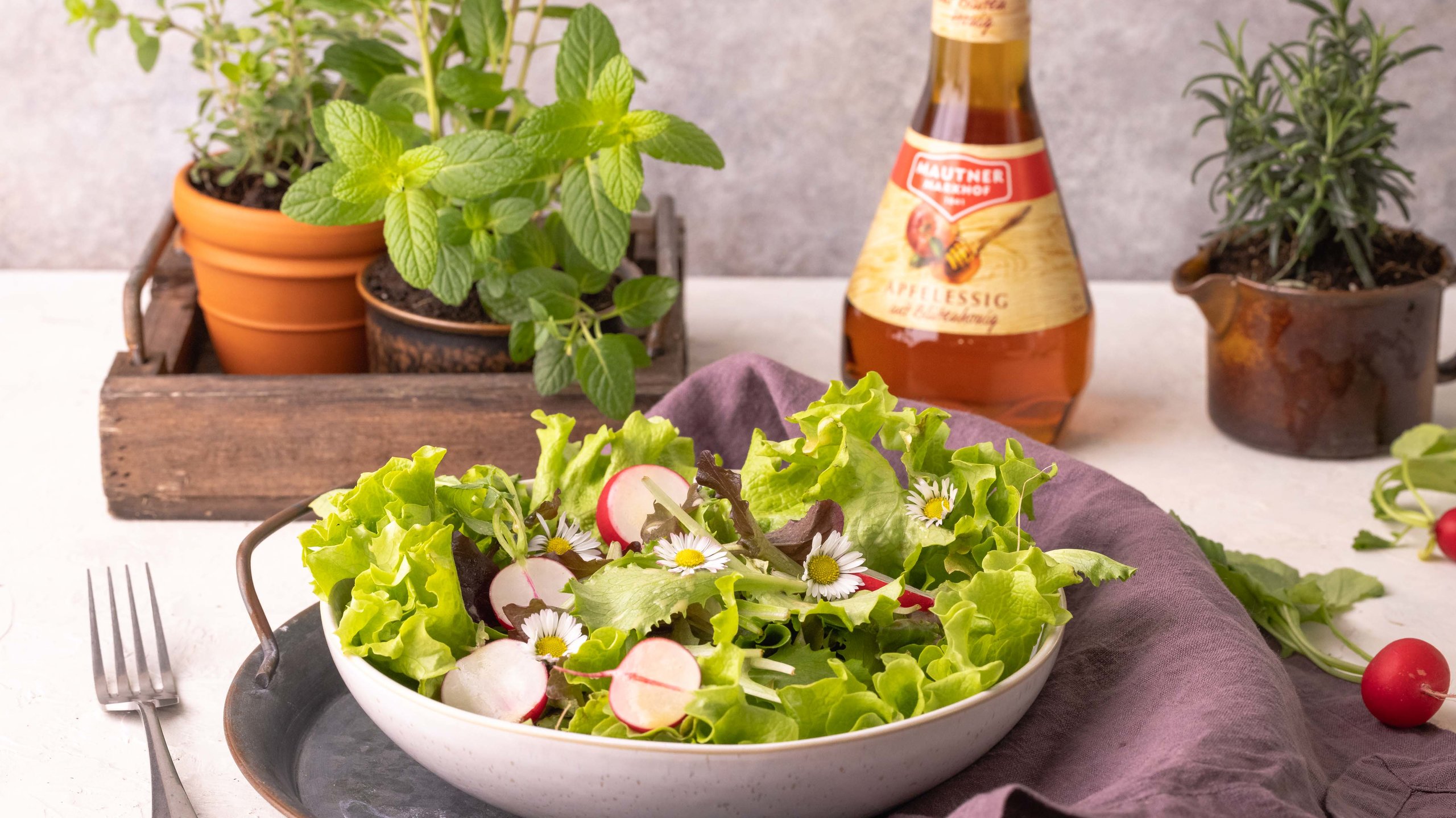 Rezept Salat mit Gänseblümchen und Radieschen