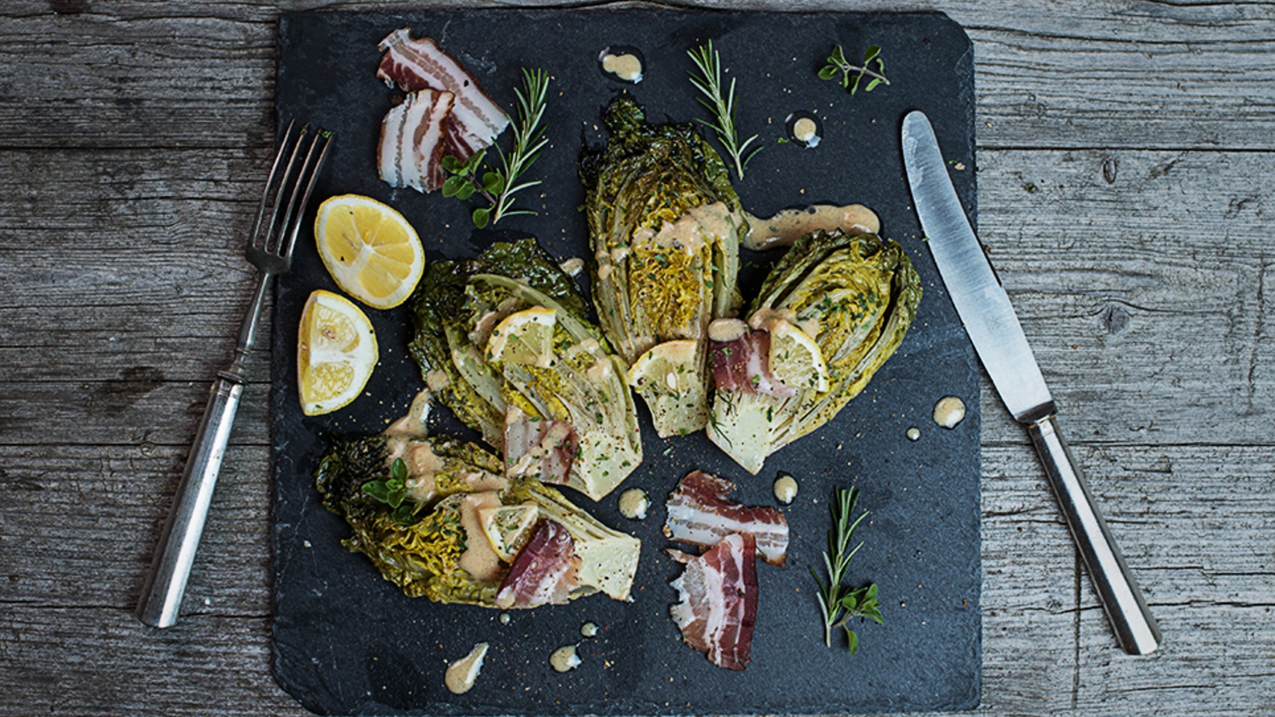 Gegrillter Salat mit Dijon Senf Dressing Rezept